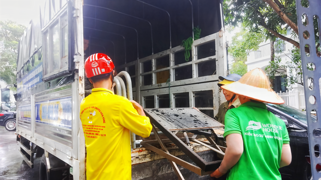 Bốc Xếp Đồ Đạc Lên Xe Tải Khi Chuyển Nhà