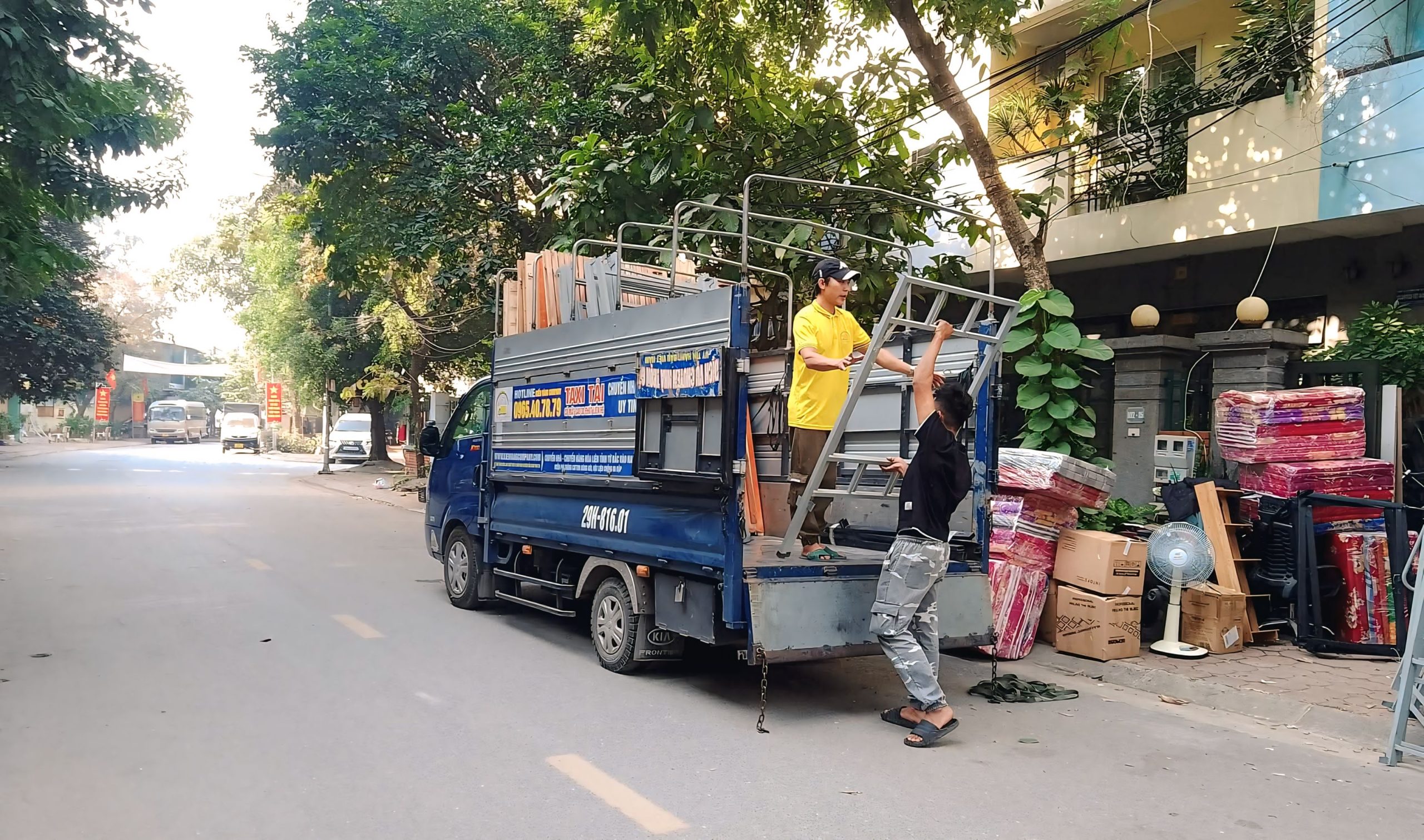 Nhân viên Kiến Vàng Moving đang vận chuyển đồ đạc cho khách hàng tại quận Ba Đình, trong dịch vụ vận chuyển nhà trọn gói chuyên nghiệp, phục vụ 24/7.