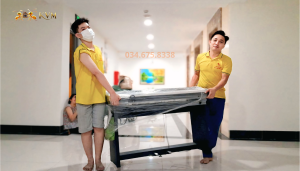 Nhân viên Kiến Vàng Moving đang vận chuyển đồ đạc cho khách hàng tại quận Ba Đình, trong dịch vụ vận chuyển nhà trọn gói chuyên nghiệp, phục vụ 24/7.
