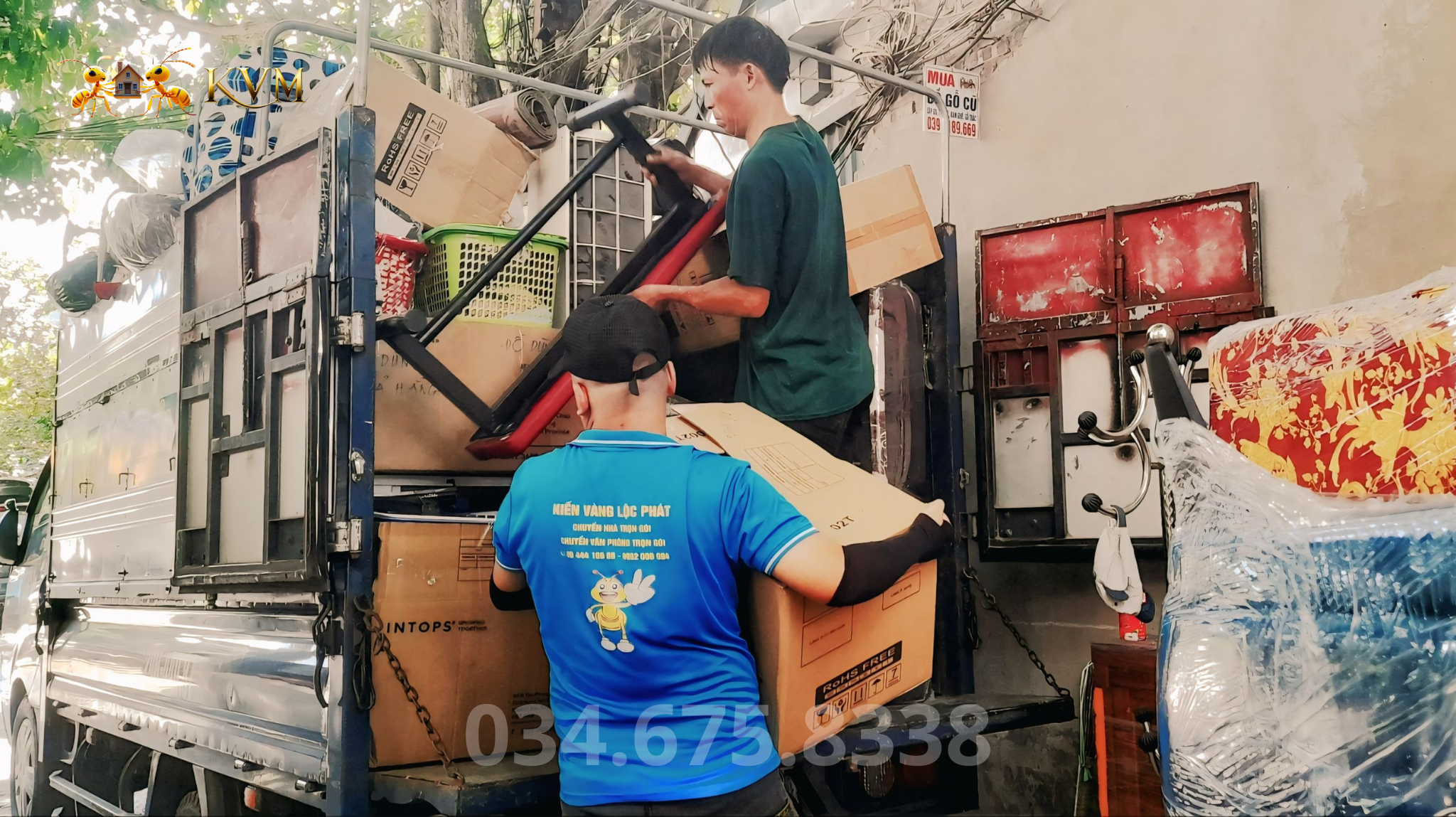 Nhân viên Kiến Vàng bốc xếp đồ đạc nhanh chóng và an toàn lên xe, tránh việc ùn tắc và ảnh hưởng đến khu phố.