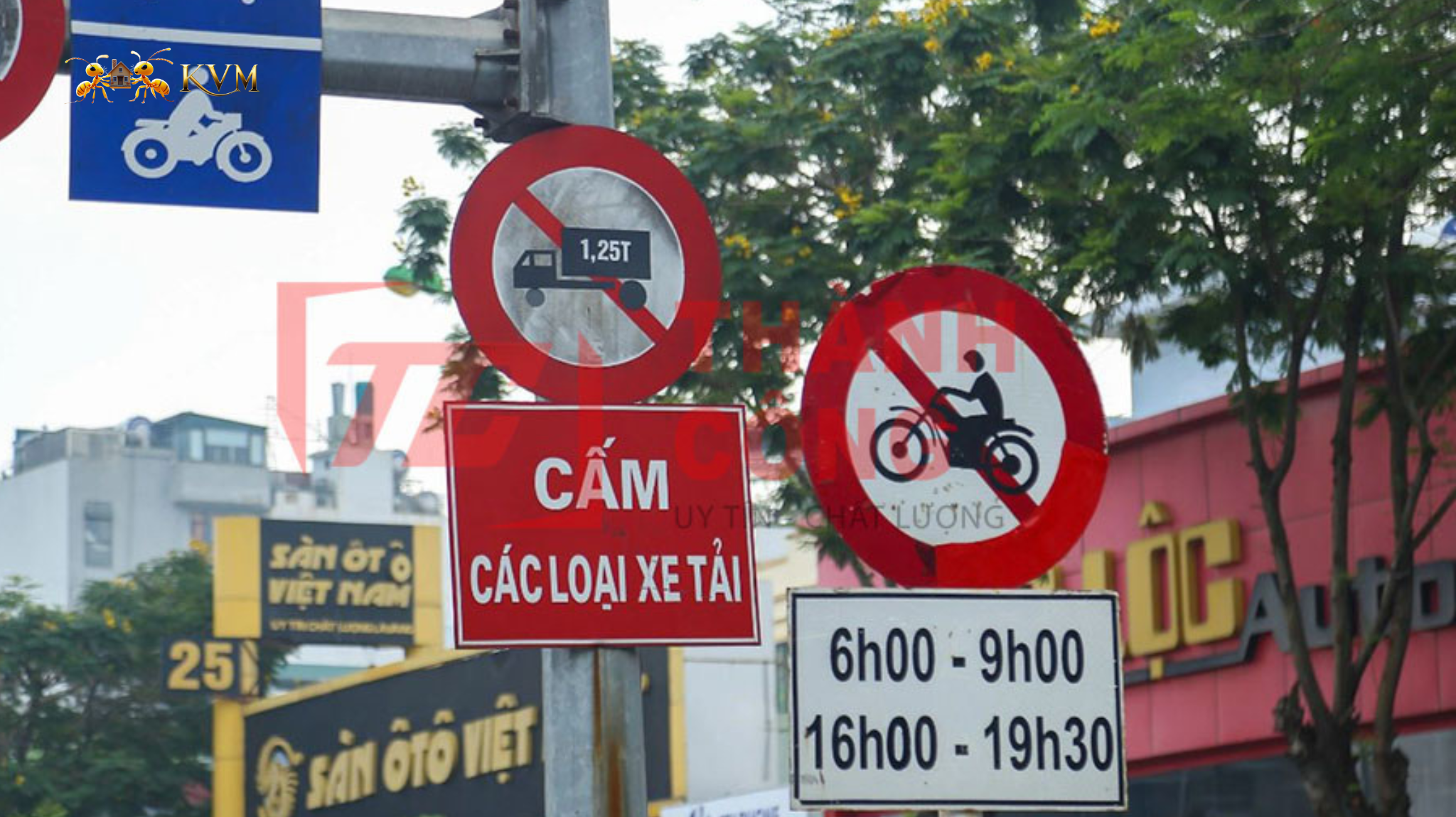 Nhiều tuyến phố tại quận Ba Đình cấm xe tải và quy định giờ, khiến việc vận chuyển đồ trở nên khó khăn hơn.