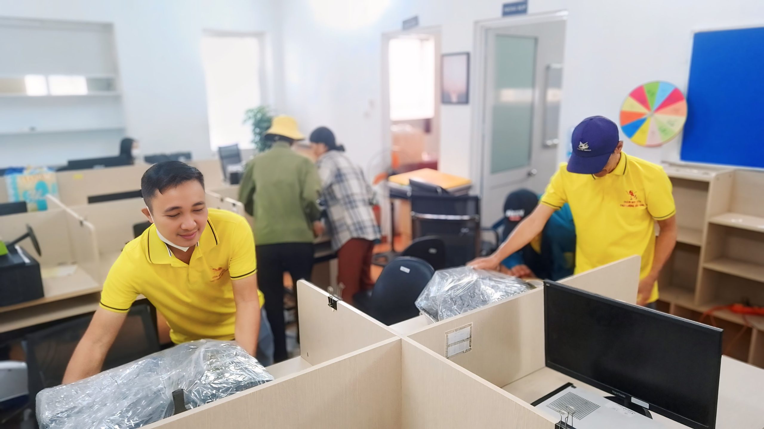 Nhân viên đóng gói đồ đạc cẩn thận giúp an toàn tuyệt đối mọi đồ đạc trong quá trình chuyển văn phòng