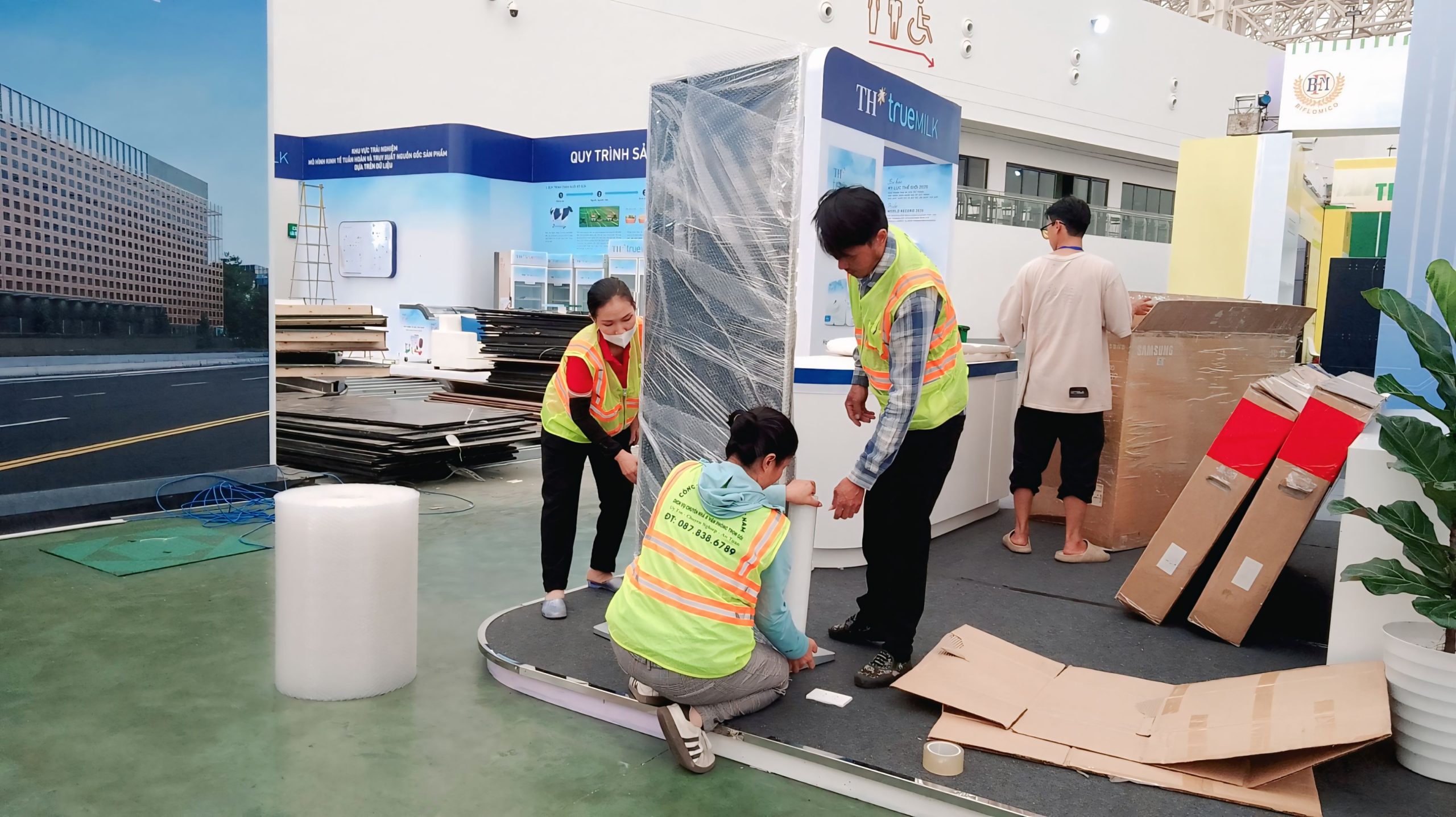 Nhân viên Kiến Vàng thay bạn đóng gói, lắp đặt và vận chuyển an toàn.