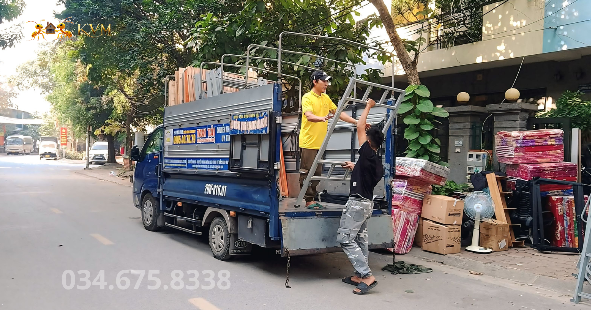 Đội ngũ chuyển nhà chuyên nghiệp giúp khách hàng tiết kiệm thời gian và công sức khi thuê dịch vụ chuyển nhà trọn gói quận Hà Đông.